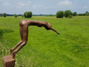 diving bronze duikend meisje bronzen beeld tuinbeeld bij vijver