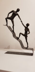 kom kijken, helpende hand, samen, klimmen, naar de top, sculpture, beeld, iets bereiken