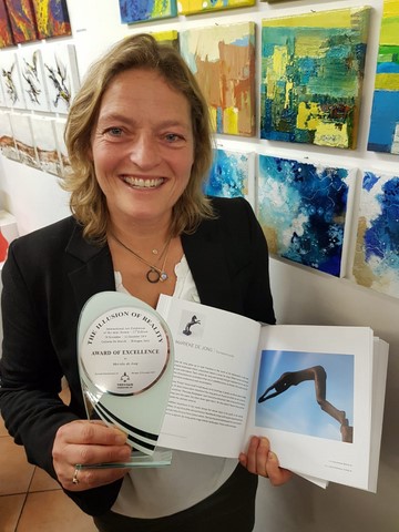 Marieke de Jong ontving de Award of excellence van Trevisan International Art bij de opening van The illusion of reality in Galleria de Marchi in Bologna